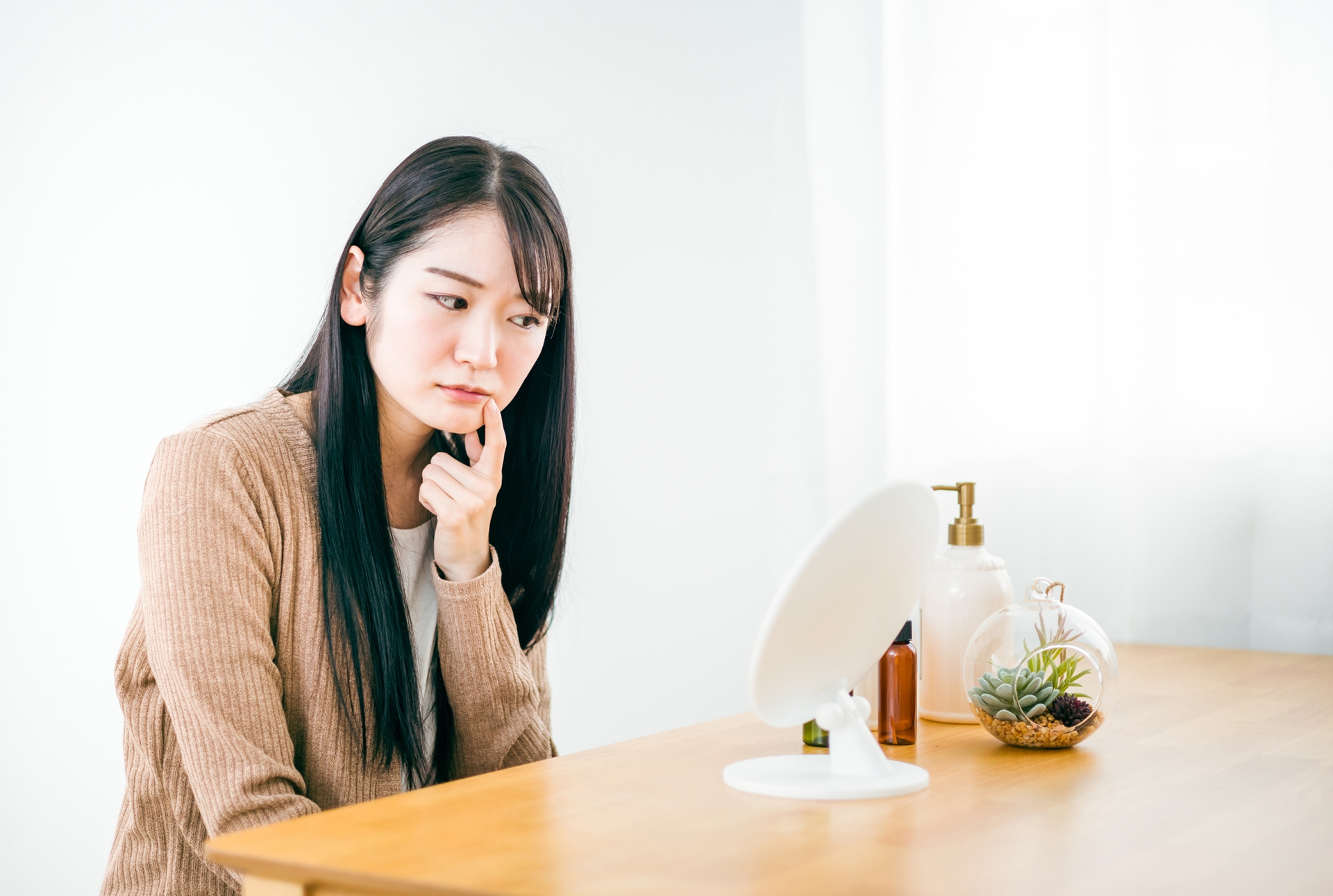 口元のシワが気になる方へ！老け顔の原因とすぐできる対策マッサージを徹底解説